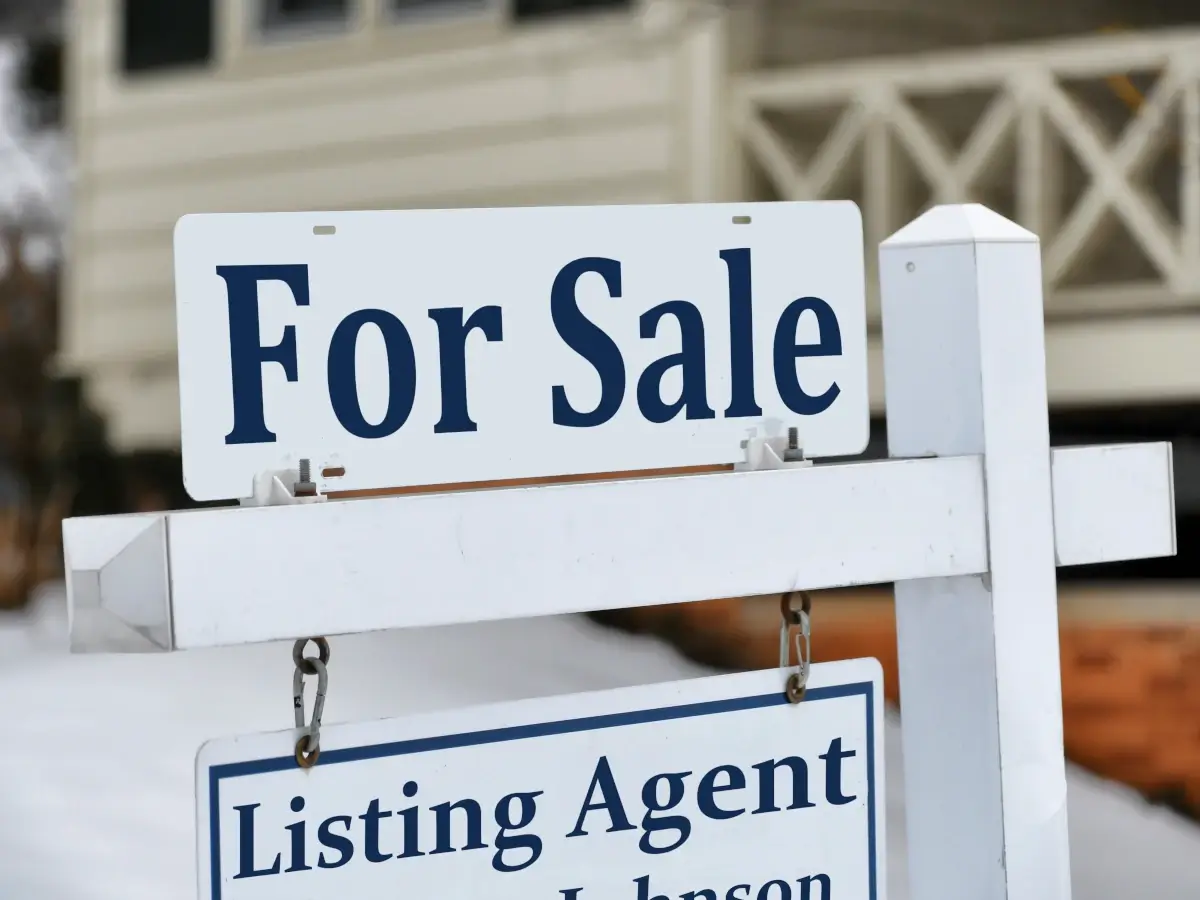 for-sale-sign-home-front-yard