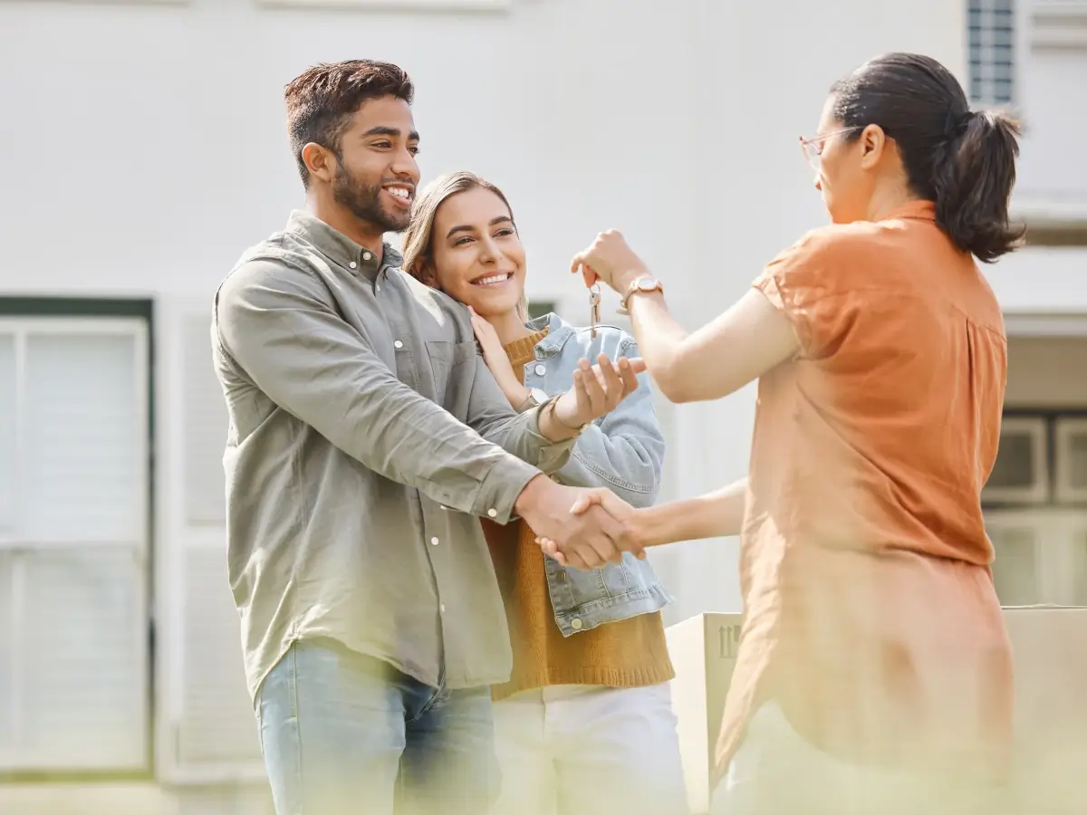 house-key-realtor-couple-handshake